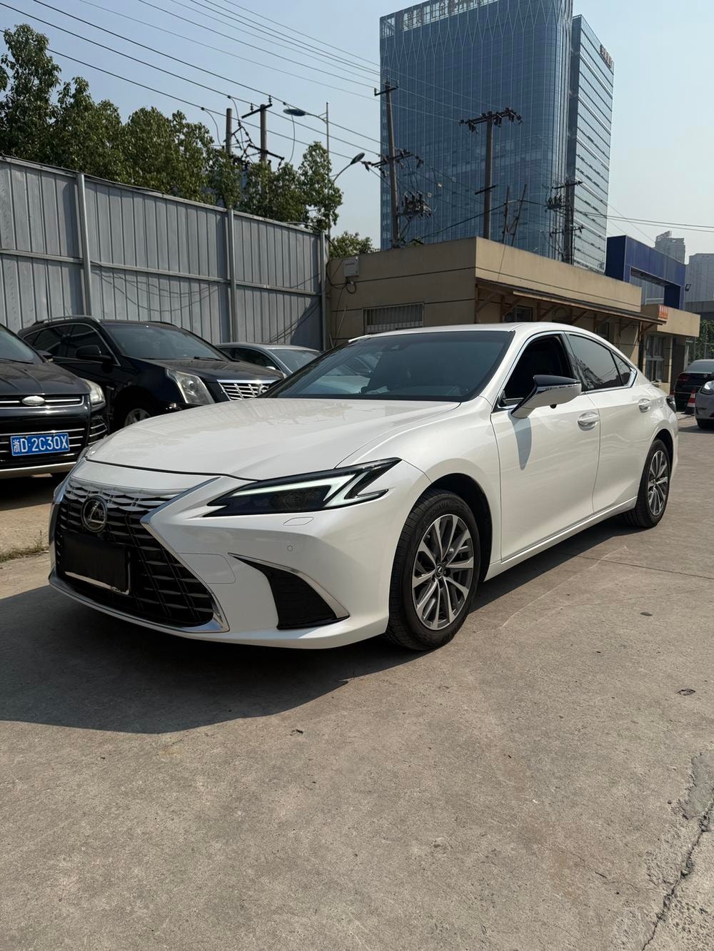 Lexus ES 2025 — фото автомобиля 1