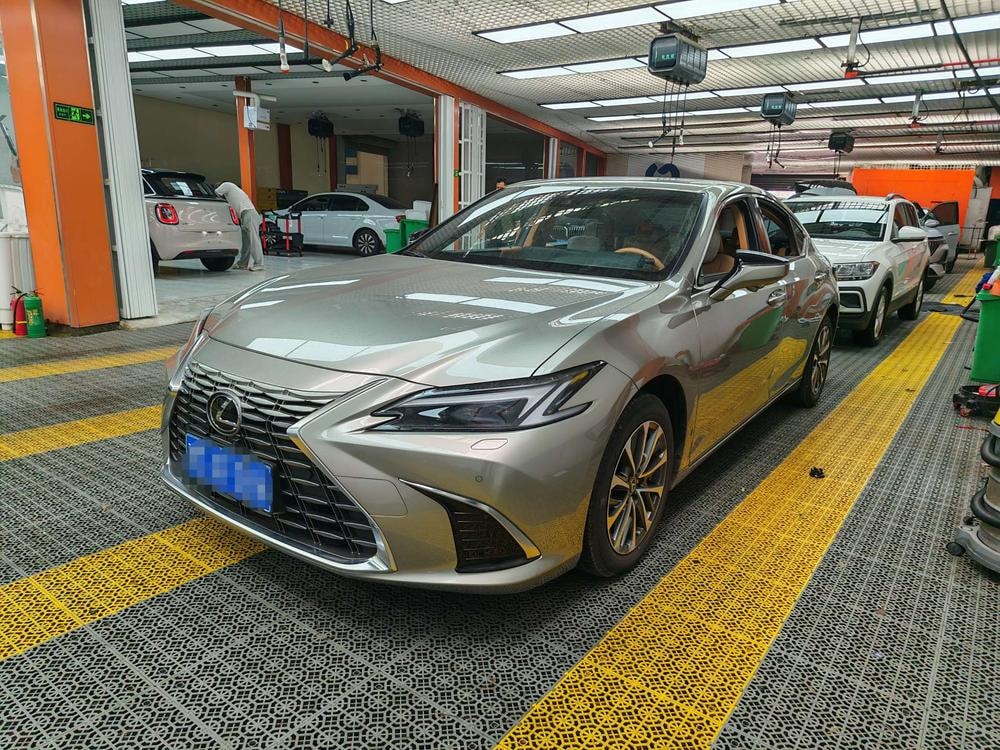 Lexus ES 2025 — фото автомобиля 1
