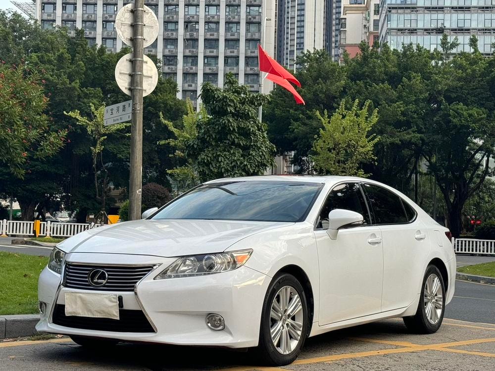 Lexus ES 2014 — фото автомобиля 1