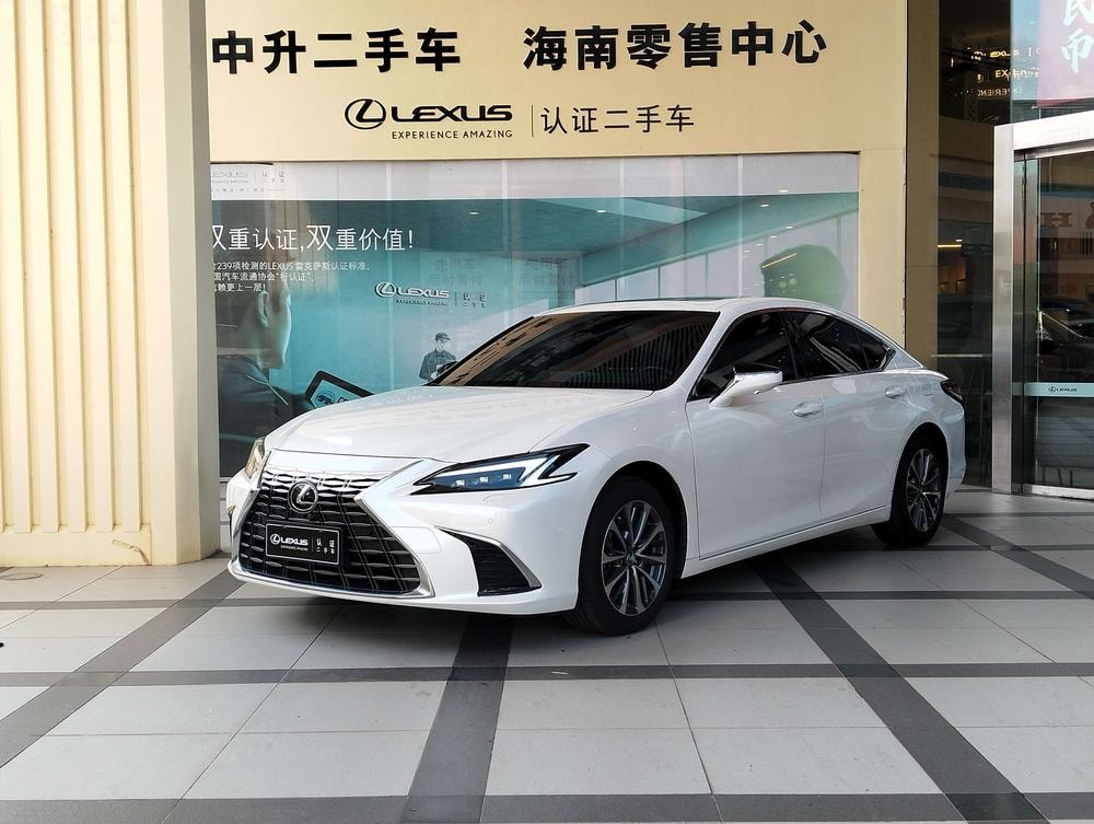 Lexus ES 2025 — фото автомобиля 1