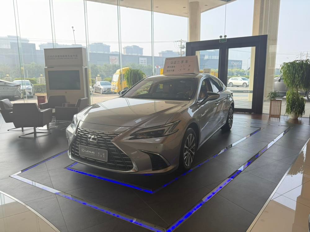 Lexus ES 2025 — фото автомобиля 1