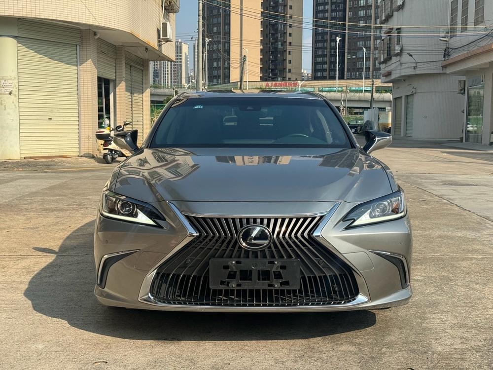 Lexus ES 2018 — фото автомобиля 1