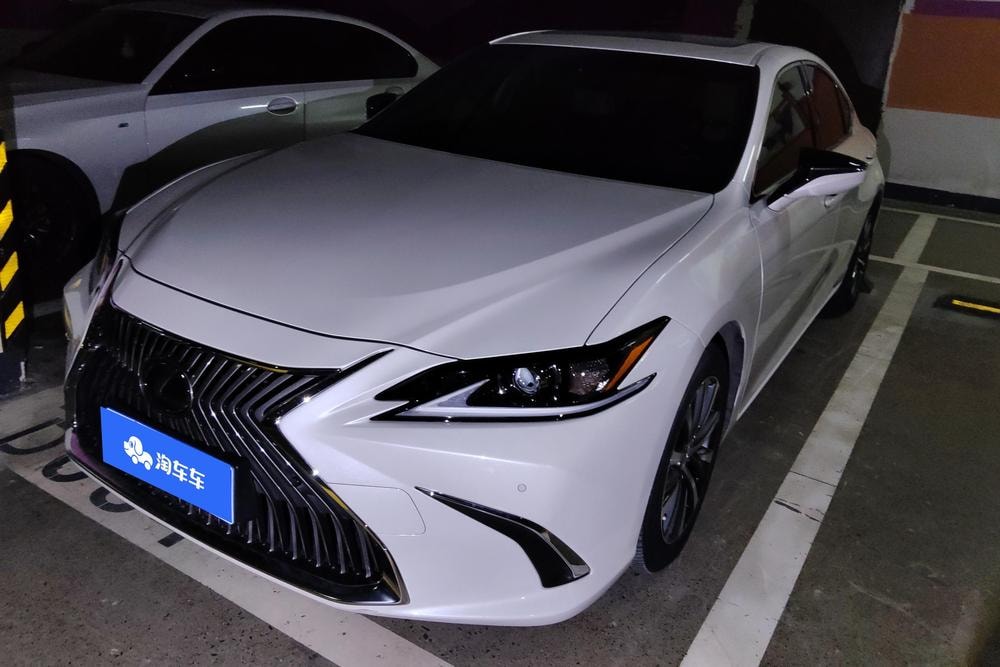 Lexus ES 2018 — фото автомобиля 1