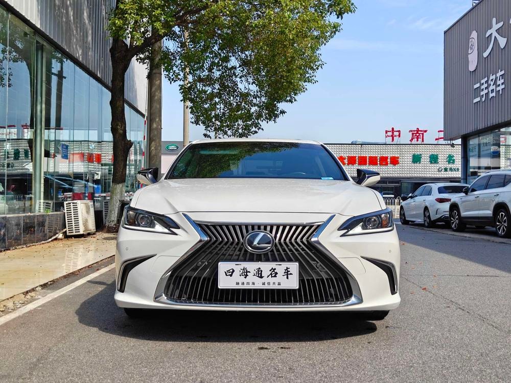 Lexus ES 2018 — фото автомобиля 1