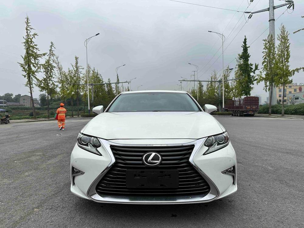 Lexus ES 2015 — фото автомобиля 1