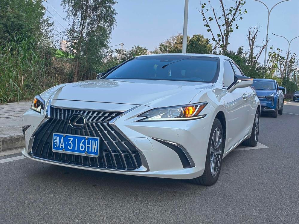 Lexus ES 2024 — фото автомобиля