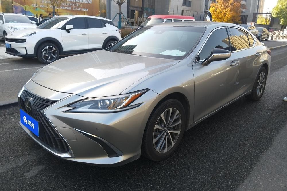 Lexus ES 2023 — фото автомобиля