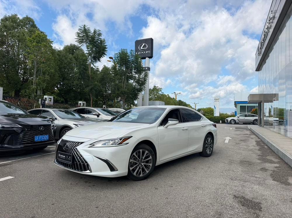 Lexus ES 2022 — фото автомобиля