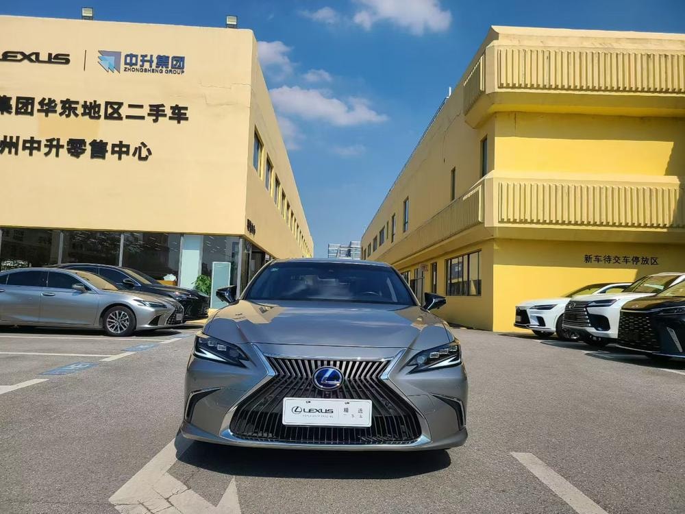 Lexus ES 2020 — фото автомобиля