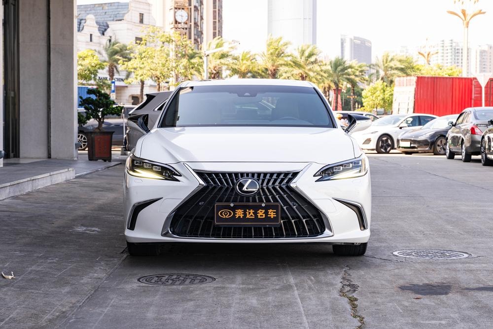 Lexus ES 2022 — фото автомобиля