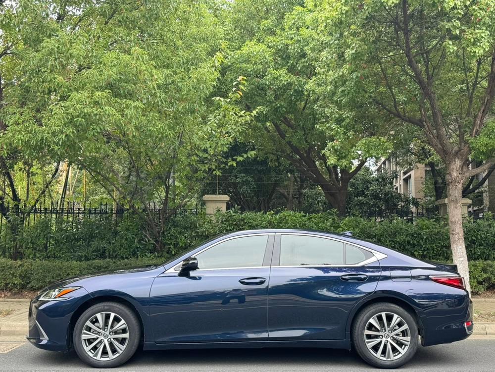 Lexus ES 2020 — фото автомобиля