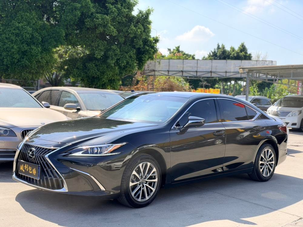 Lexus ES 2021 — фото автомобиля
