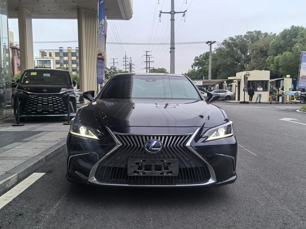Lexus ES 2018 — фото автомобиля