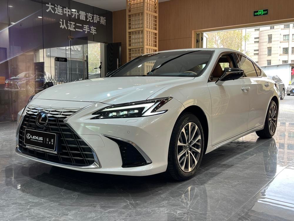Lexus ES 2025 — фото автомобиля
