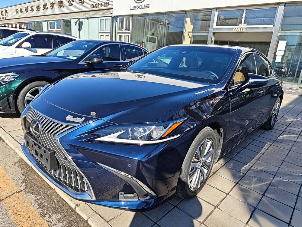 Lexus ES 2018 — фото автомобиля