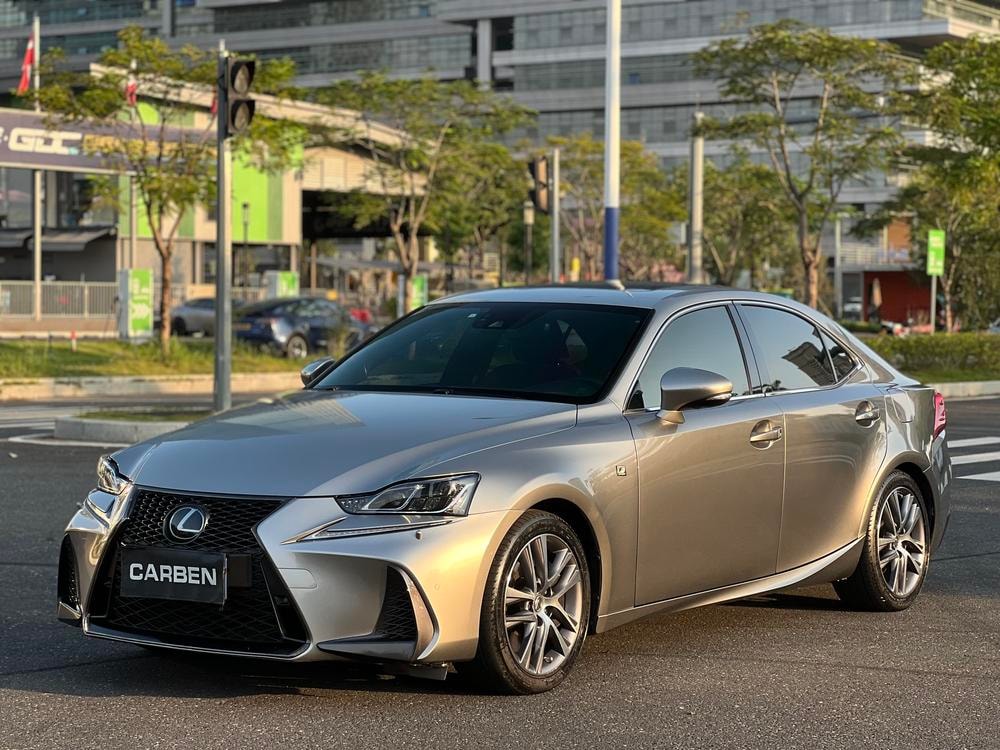 Lexus IS 2017 — фото автомобиля 1