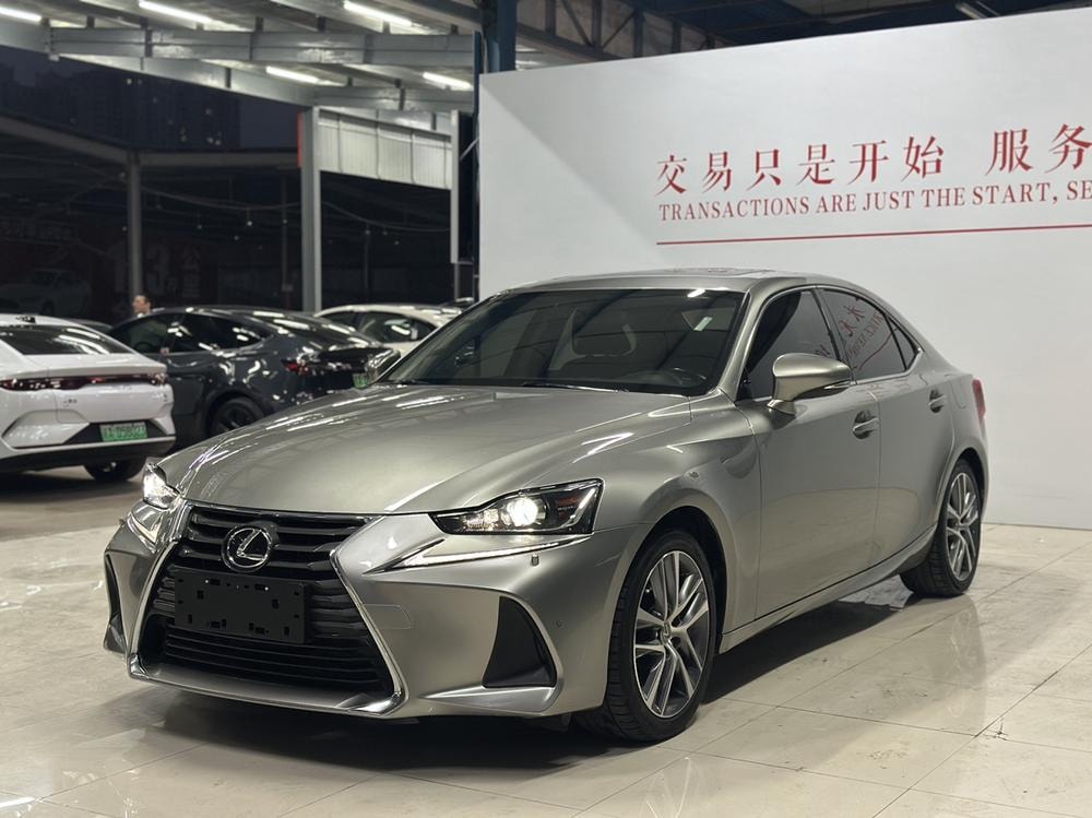 Lexus IS 2017 — фото автомобиля 1