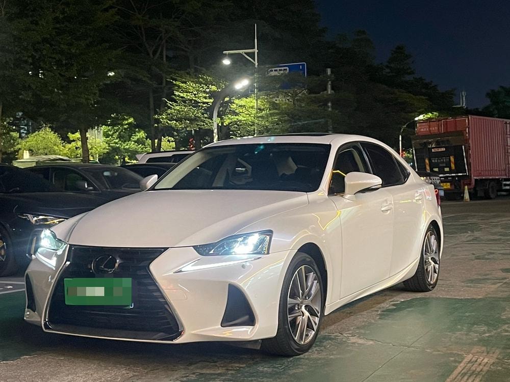 Lexus IS 2017 — фото автомобиля 1
