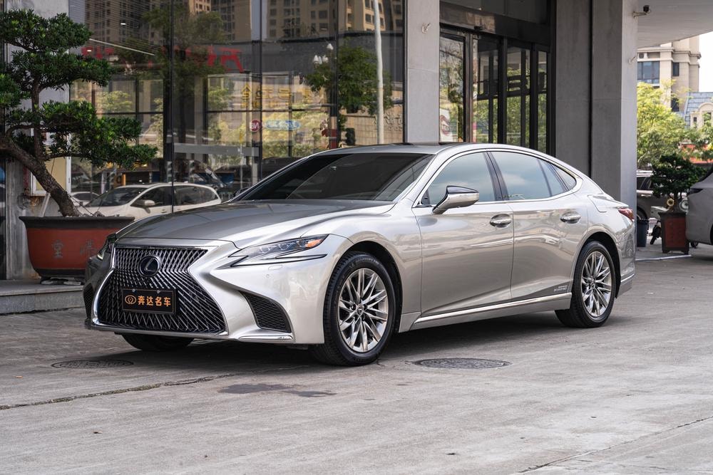 Lexus LS 2018 — фото автомобиля