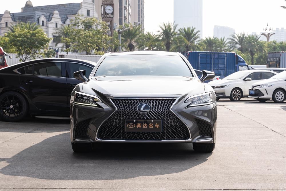Lexus LS 2018 — фото автомобиля