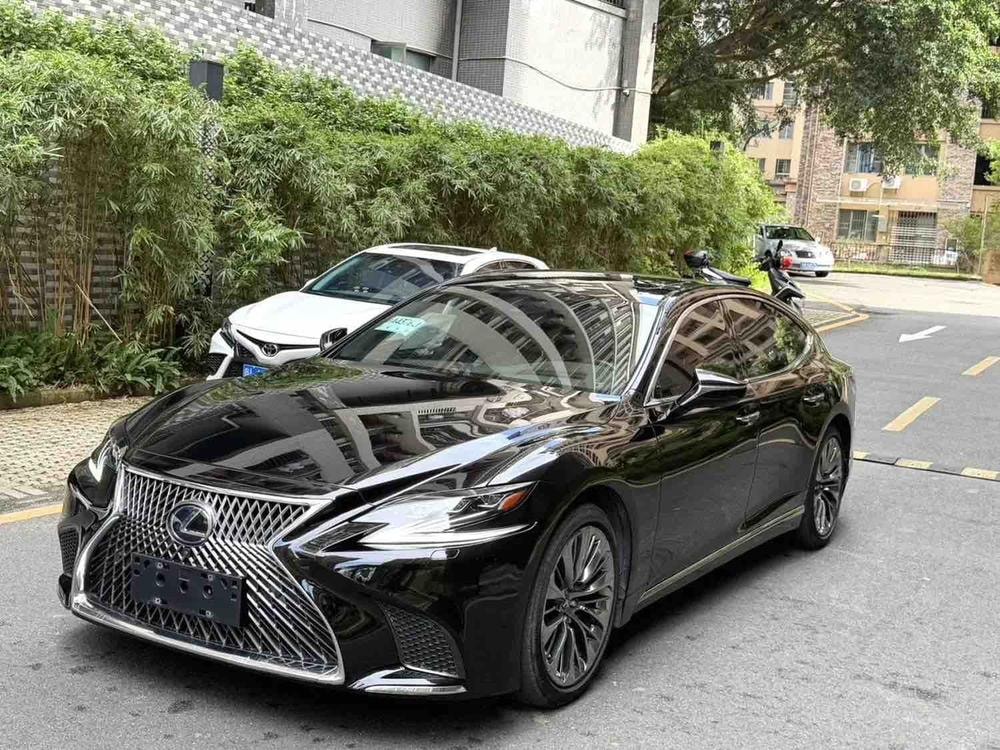 Lexus LS 2018 — фото автомобиля 1