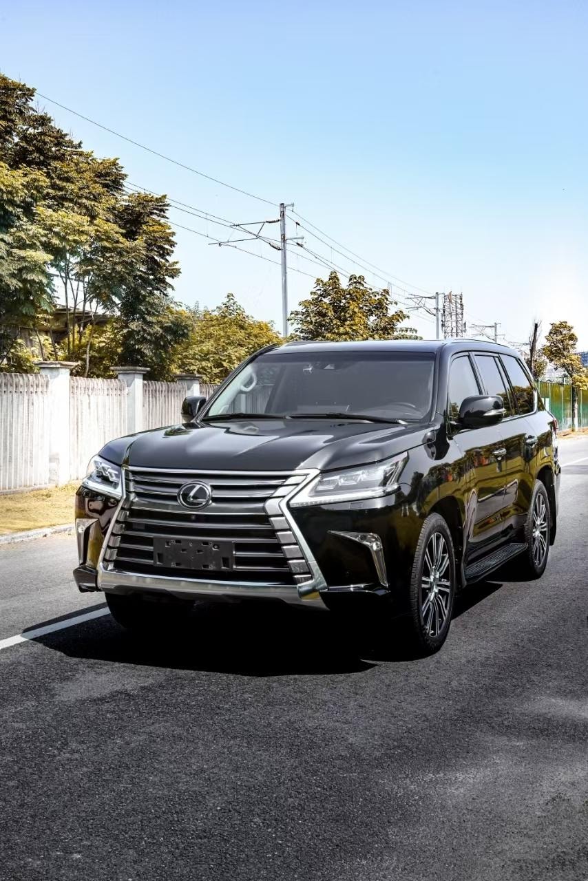 Lexus LX 2017 — фото автомобиля 1