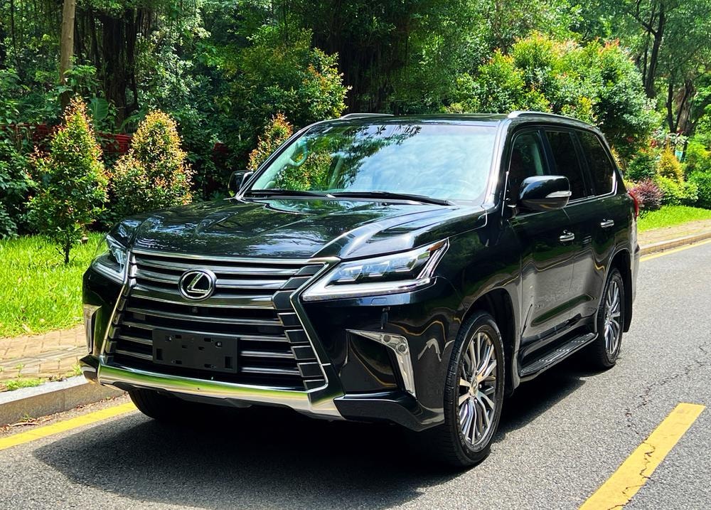 Lexus LX 2017 — фото автомобиля 1