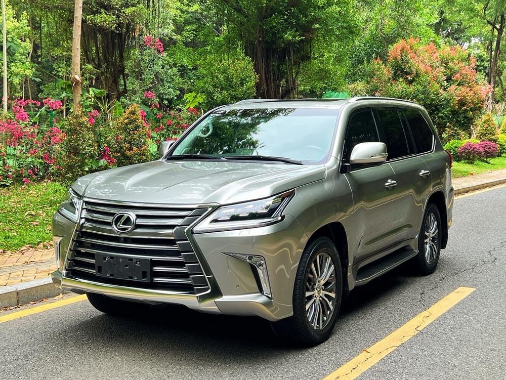 Lexus LX 2017 — фото автомобиля 1