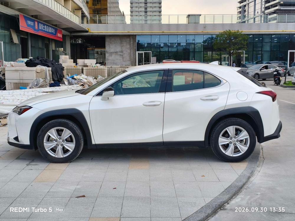 Lexus UX 2022 — фото автомобиля