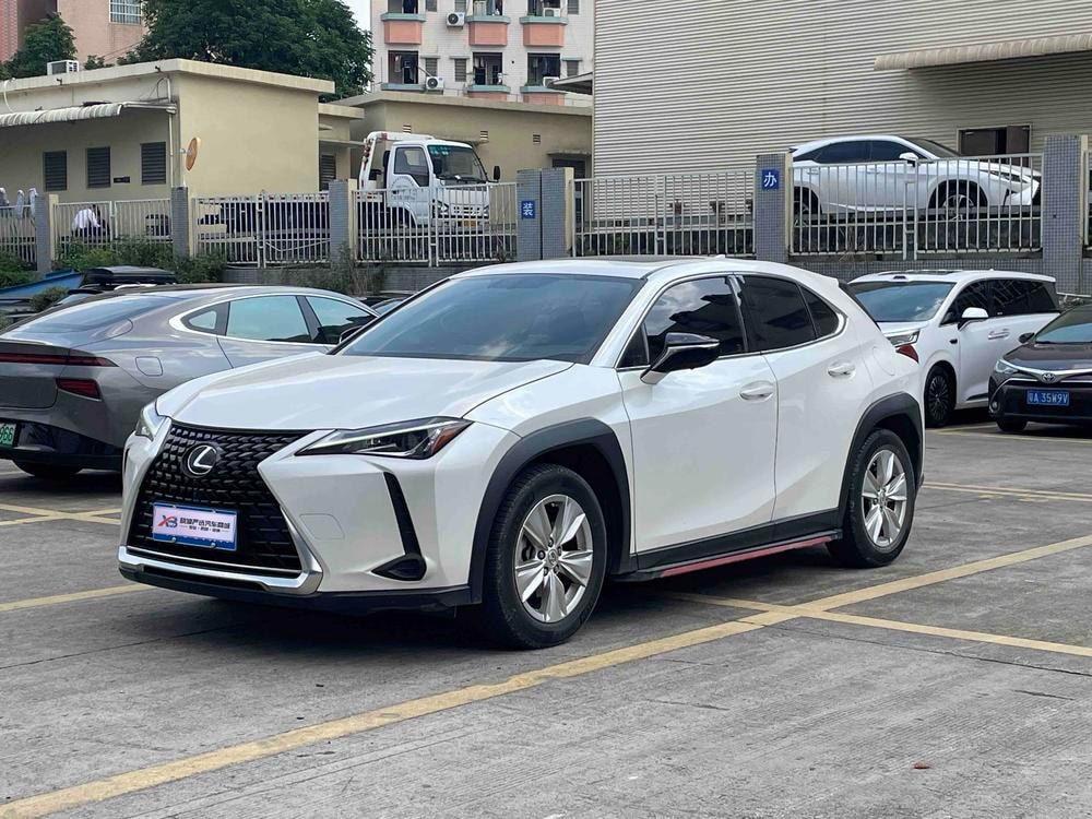 Lexus UX 2020 — фото автомобиля