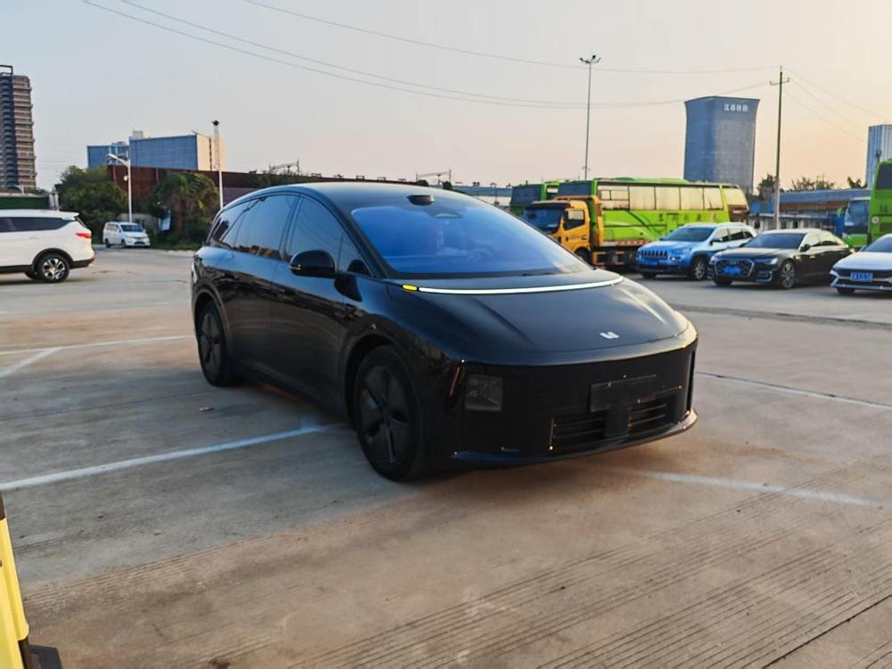 Li Auto i8 2025 — фото автомобиля 1