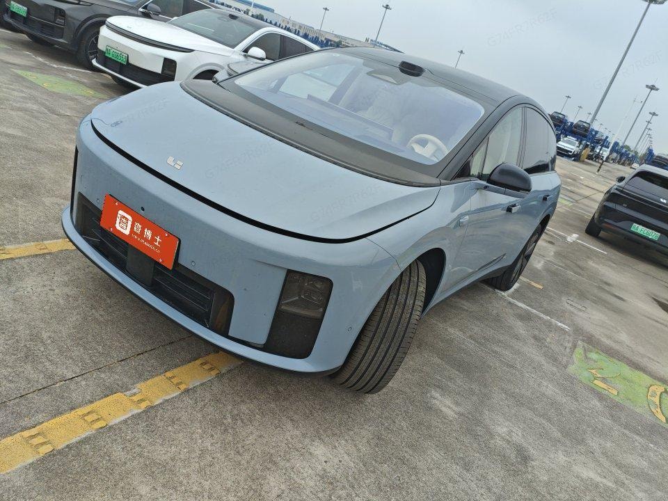 Li Auto i8 2025 — фото автомобиля
