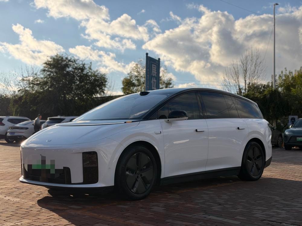 Li Auto i8 2025 — фото автомобиля
