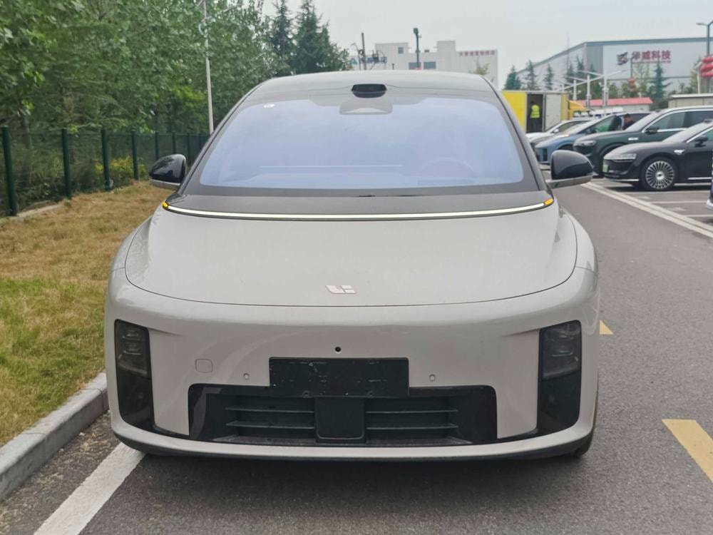Li Auto i8 2025 — фото автомобиля