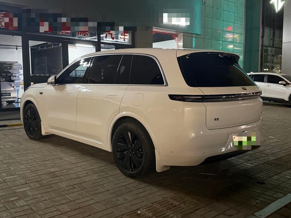 Li Auto L8 2025 — фото автомобиля 1