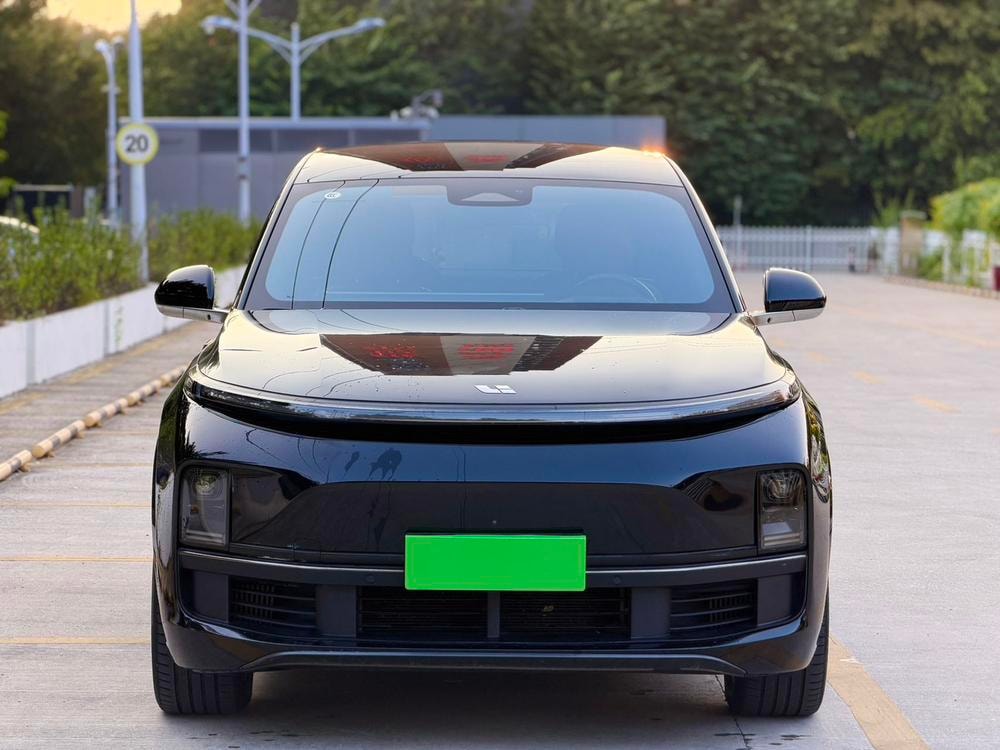 Li Auto L8 2023 — фото автомобиля 1