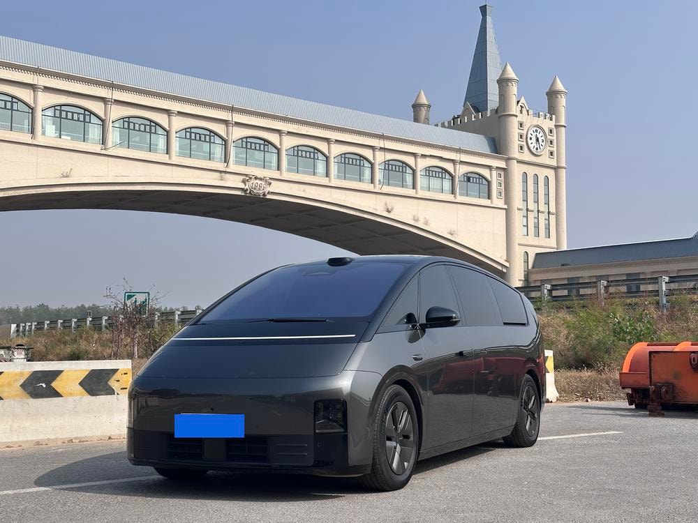 Li Auto MEGA 2025 — фото автомобиля 1