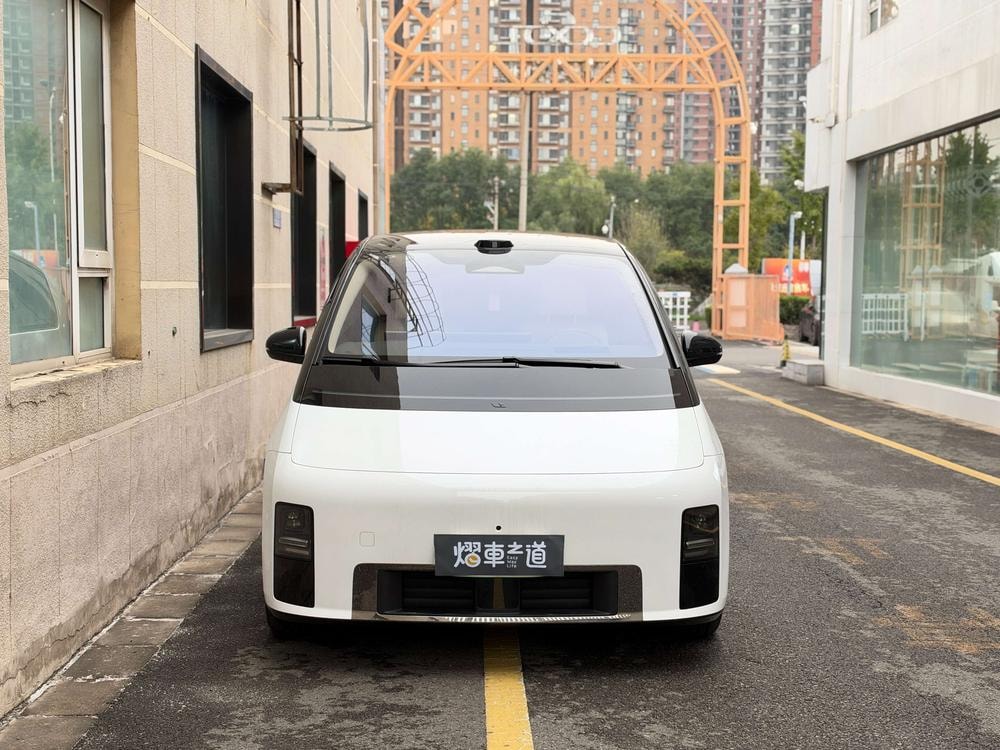 Li Auto MEGA 2026 — фото автомобиля 1