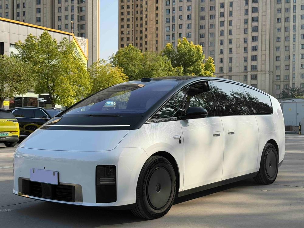 Li Auto MEGA 2026 — фото автомобиля 1