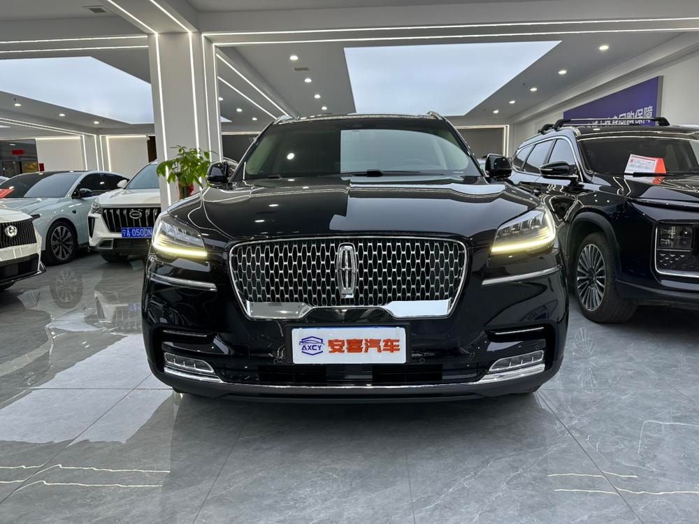 Lincoln Aviator 2023 — фото автомобиля