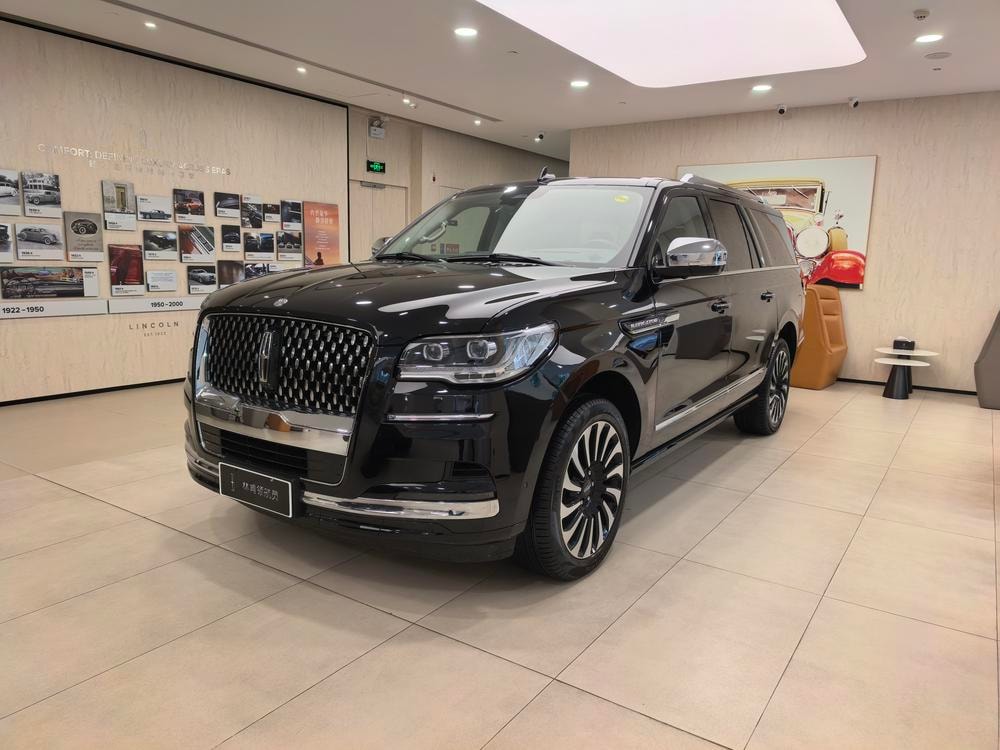 Lincoln Navigator 2024 — фото автомобиля