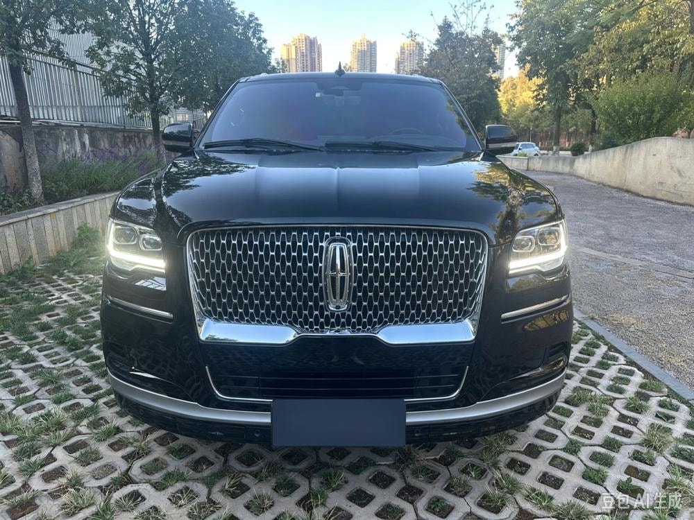 Lincoln Navigator 2022 — фото автомобиля 1