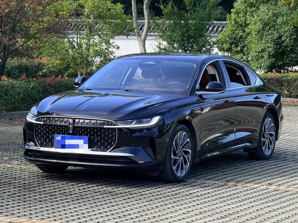 Lincoln Z 2025 — фото автомобиля