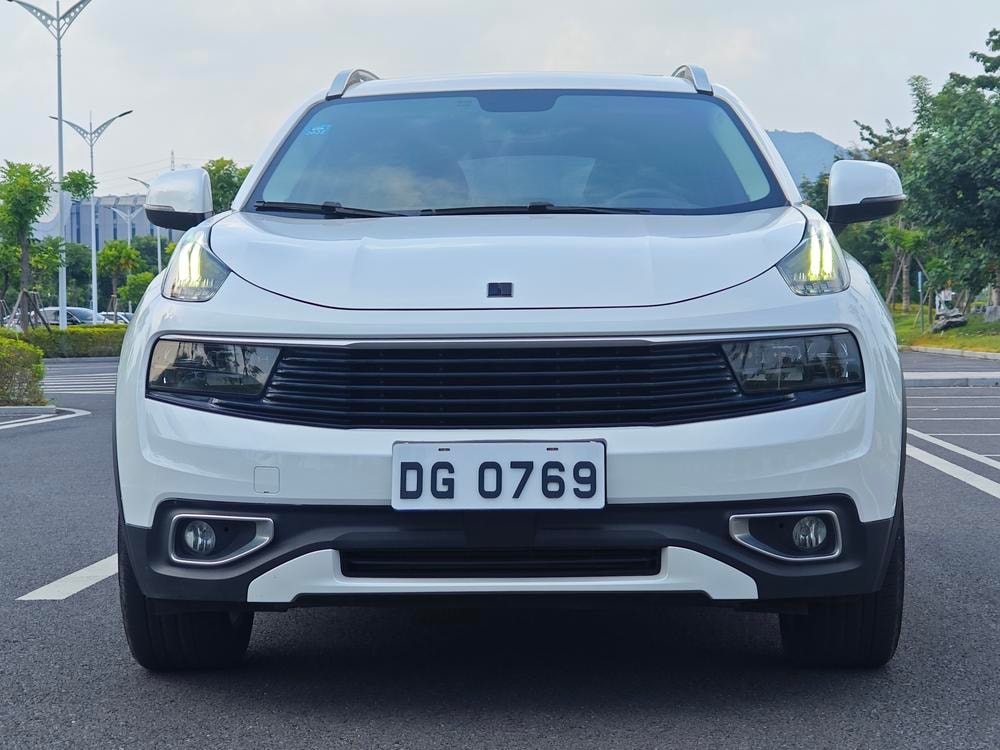 Lynk & Co 01 2019 — фото автомобиля 1