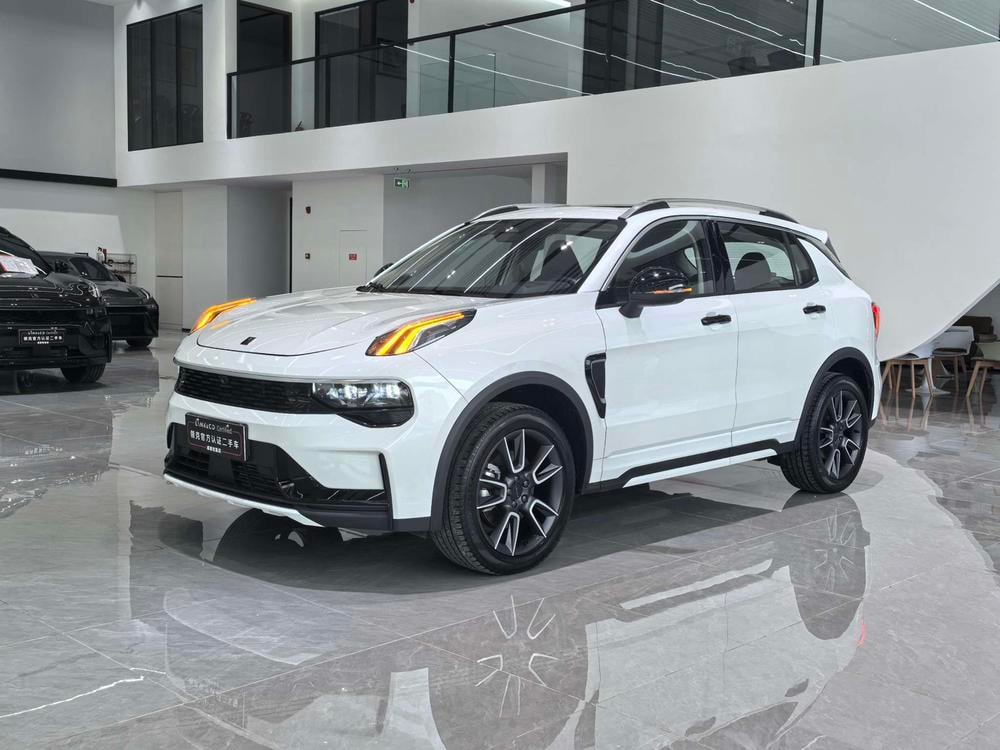 Lynk & Co 01 2024 — фото автомобиля 1