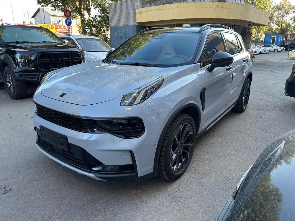 Lynk & Co 01 EM-P 2023 — фото автомобиля 1