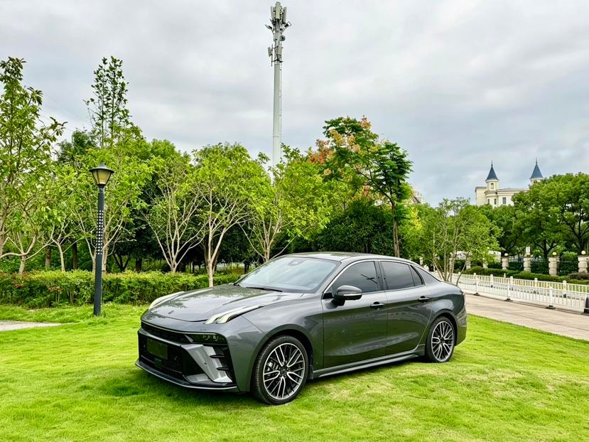 Lynk & Co 03 2023 — фото автомобиля 1