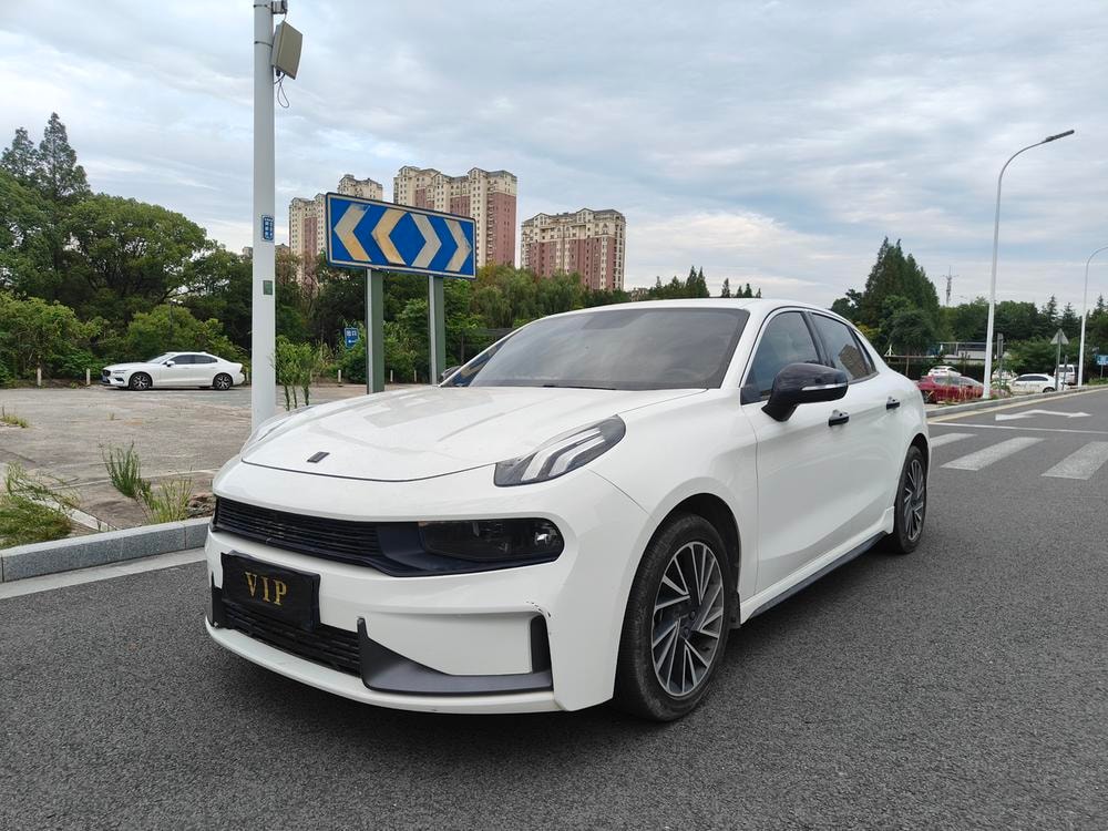 Lynk & Co 03 2021 — фото автомобиля