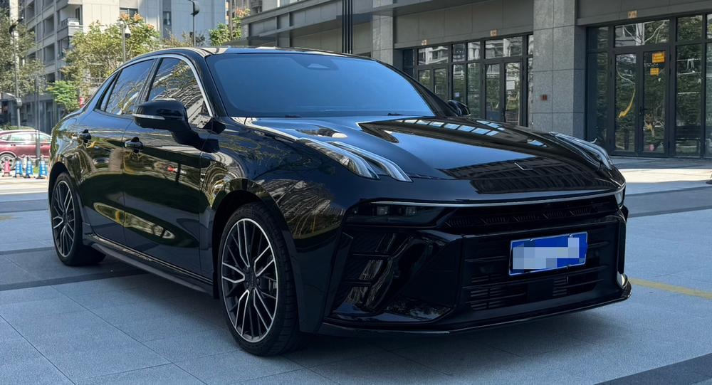 Lynk & Co 03 2025 — фото автомобиля 1