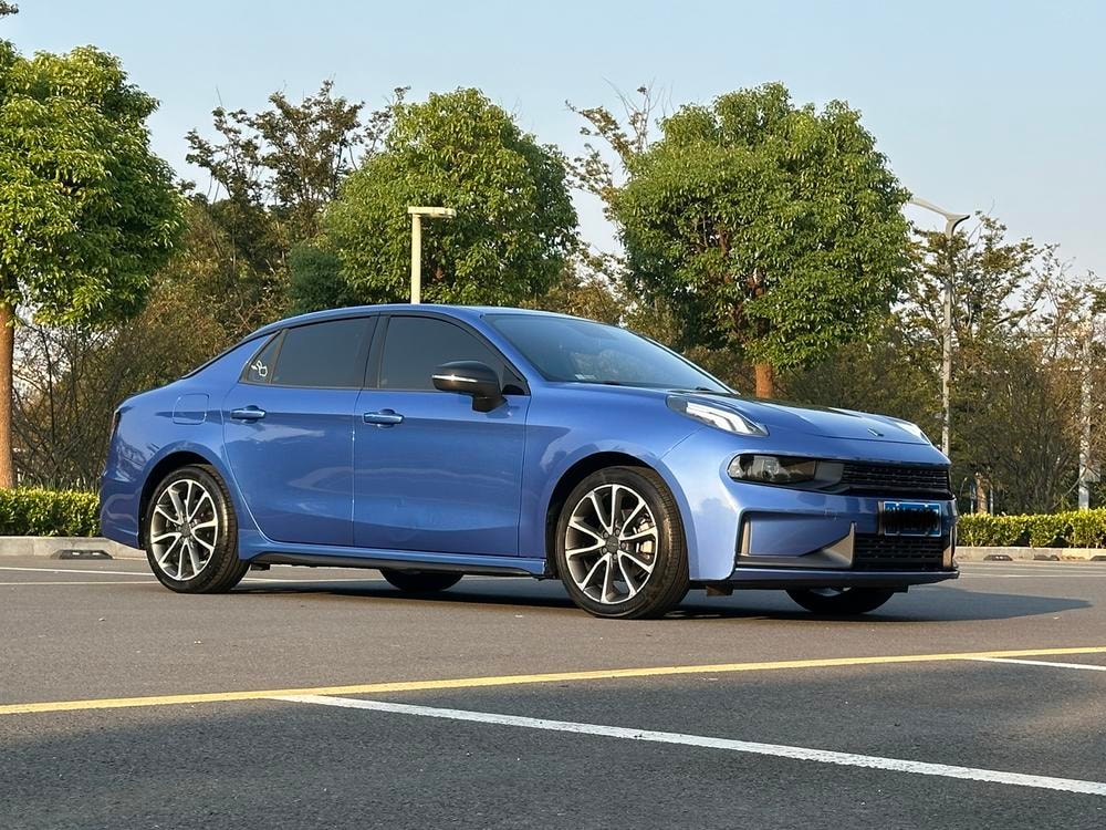 Lynk & Co 03 2019 — фото автомобиля